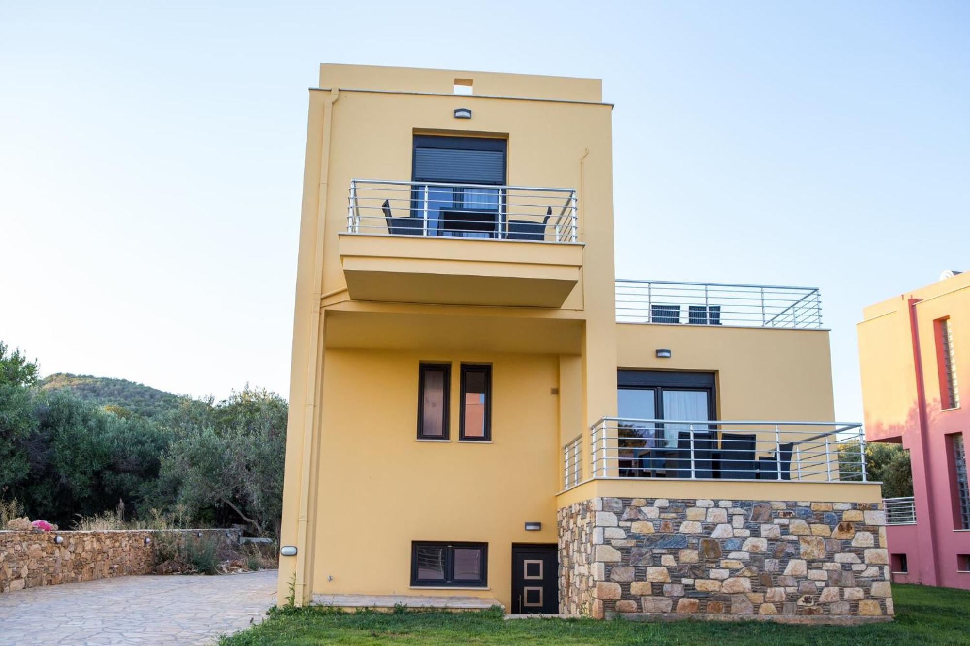 Blue Waves Luxury Suites By The Sea Plomari Bagian luar foto