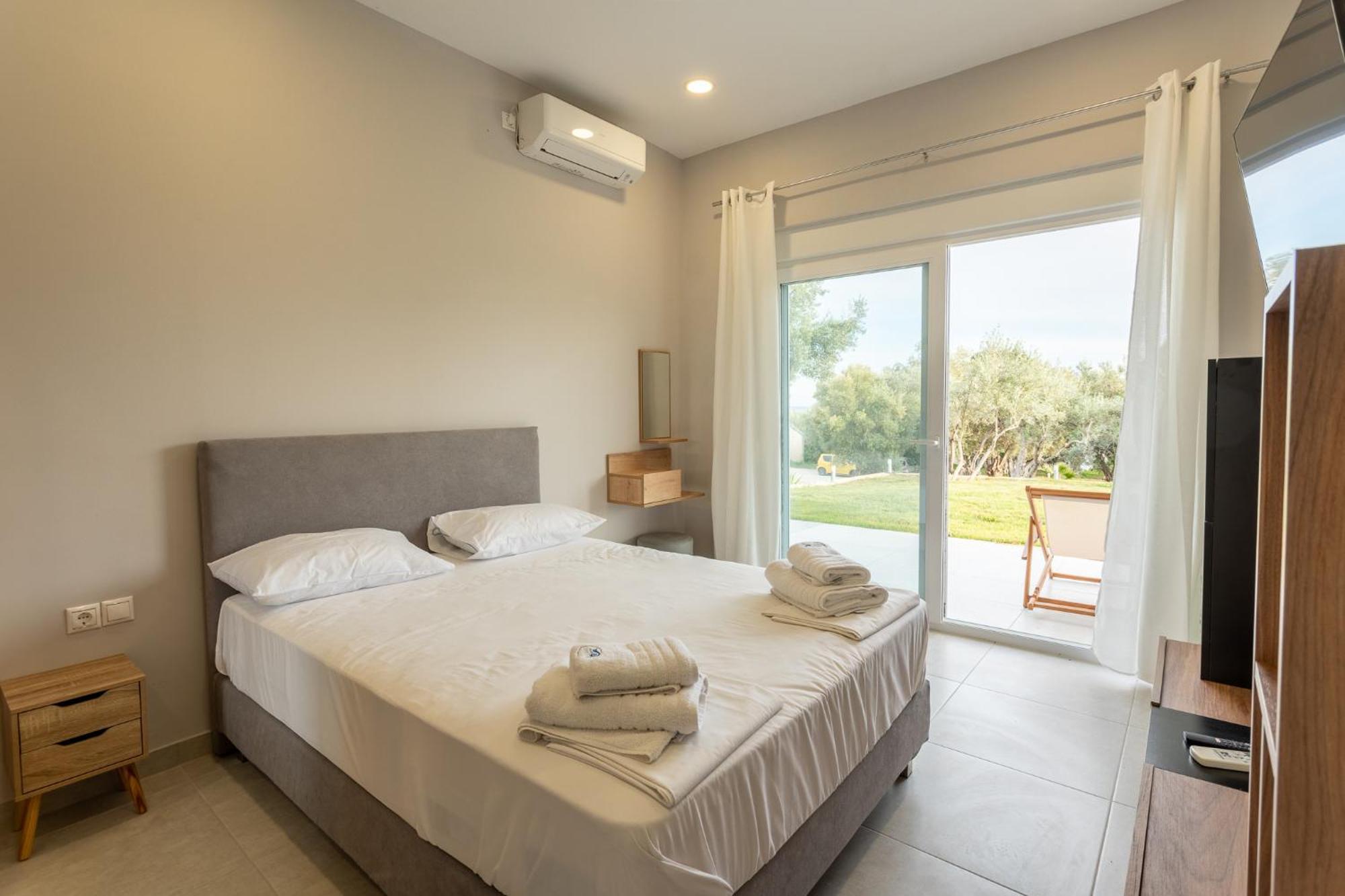 Blue Waves Luxury Suites By The Sea Plomari Bagian luar foto
