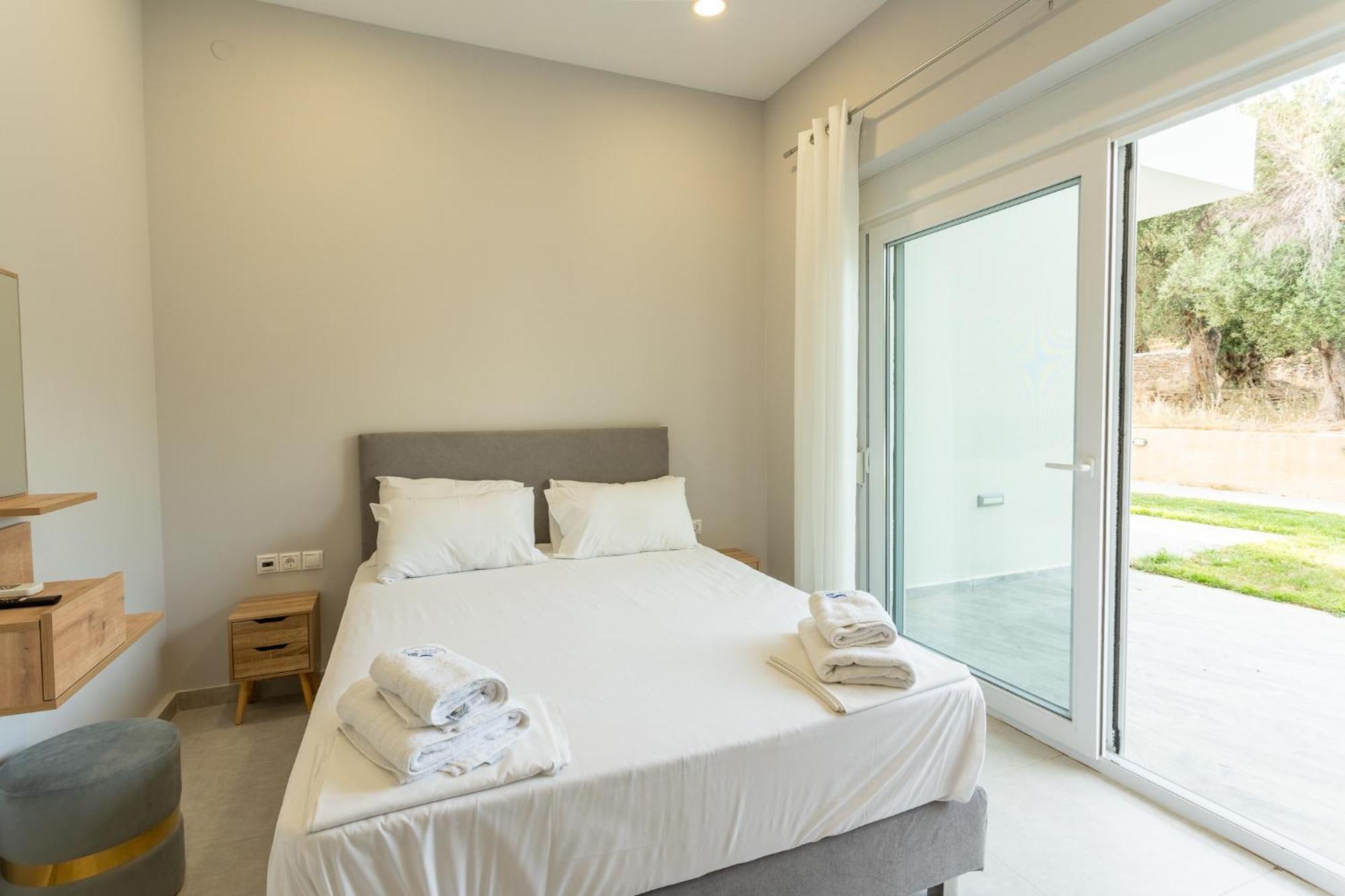 Blue Waves Luxury Suites By The Sea Plomari Bagian luar foto