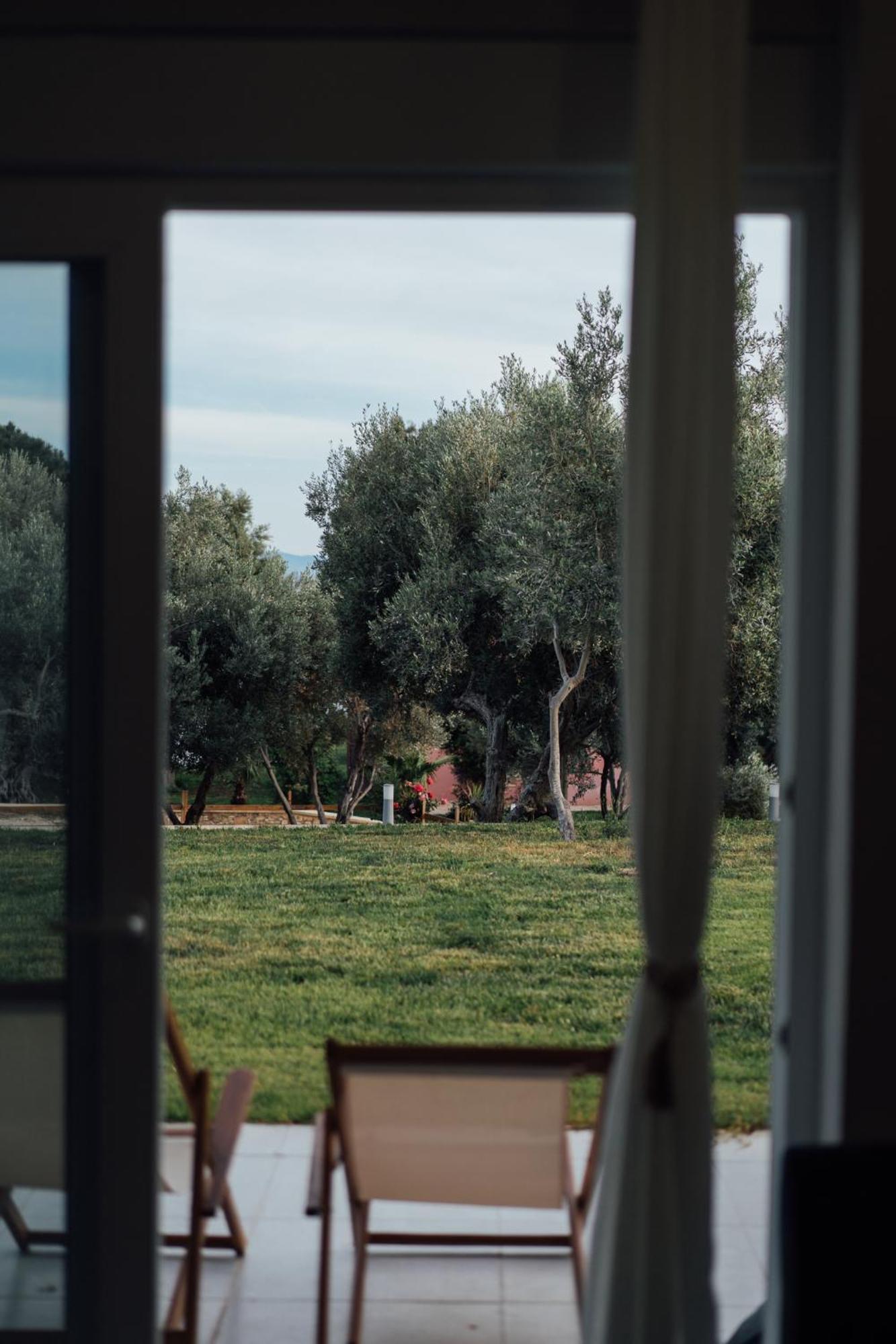 Blue Waves Luxury Suites By The Sea Plomari Bagian luar foto